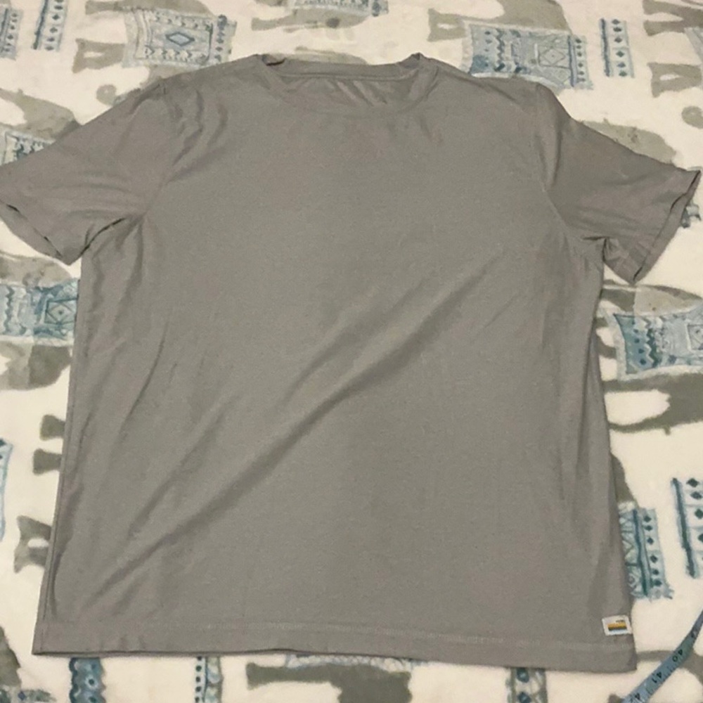 Vuori Shirt Mens Medium Gray  Tee Short Sleeve